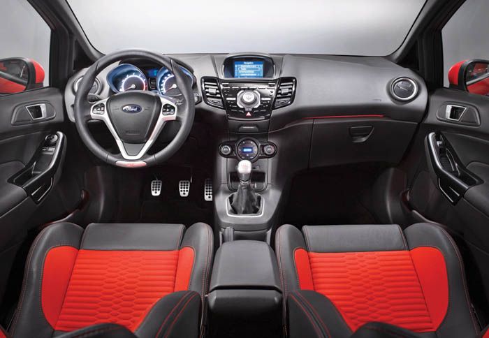 Στο εσωτερικό του νέου Fiesta ST, ξεχωρίζουν τα μπάκετ καθίσματα, το τιμόνι με το λογότυπο «ST», αλλά και η νέα λαβή του επιλογέα ταχυτήτων.